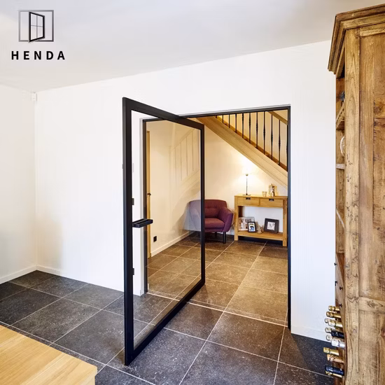 Поворотная душевая дверь по индивидуальному заказу с дополнительной боковой панелью